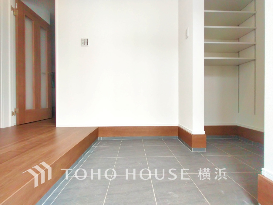 玄関には、ご家族みんなの靴をたっぷりと収納することができるシューズインクローゼットをご用意しました。さらに場所をとるベビーカーやゴルフ道具なども収納できるので、玄関まわりはいつもすっきり。