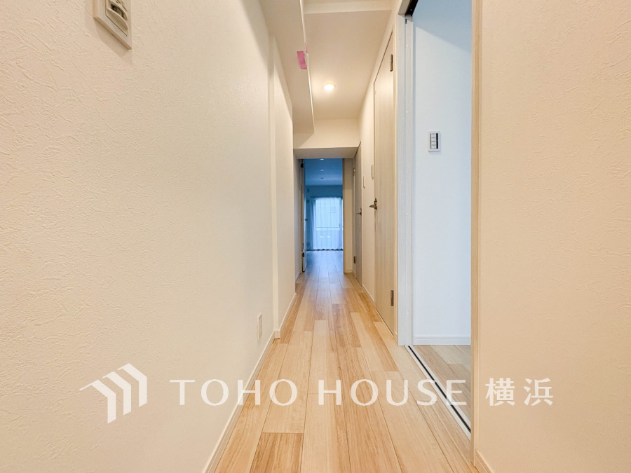 上質感漂う玄関と廊下。居住者の帰り、訪れる方を優しく迎える・安らぎに満ちた生活空間を予感させる。健やかな暮らしを楽しめそう。
