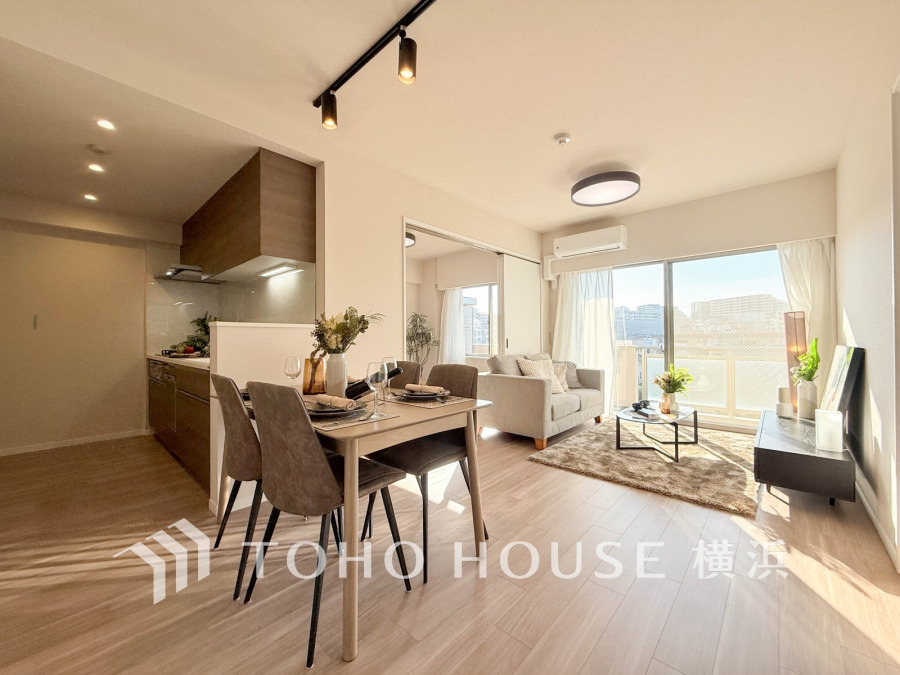 明るく開放的な空間が広がるLDK。室内には豊かな陽光が注ぎ込み、爽やかな住空間を演出。ホームパーティーでもゲストと一緒に料理を楽しみながら楽しい時間を過ごせそう。