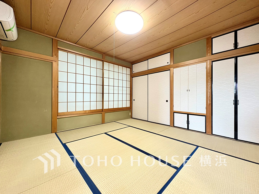 伝統的な日本情緒のある、温かみと落ち着きが感じられる和室です。来客時や一息つきたいときなどに利用できる用途多様な空間です。
