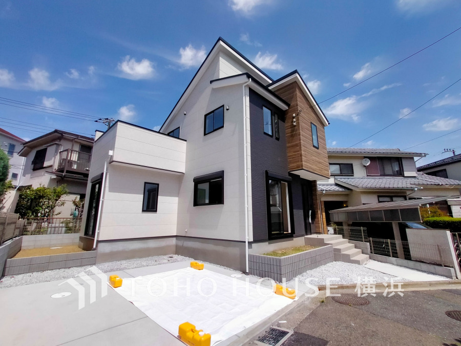 ゆとりある敷地に建つ重厚感のある上質な邸宅。駐車場には2台駐車可能（車種による）です。