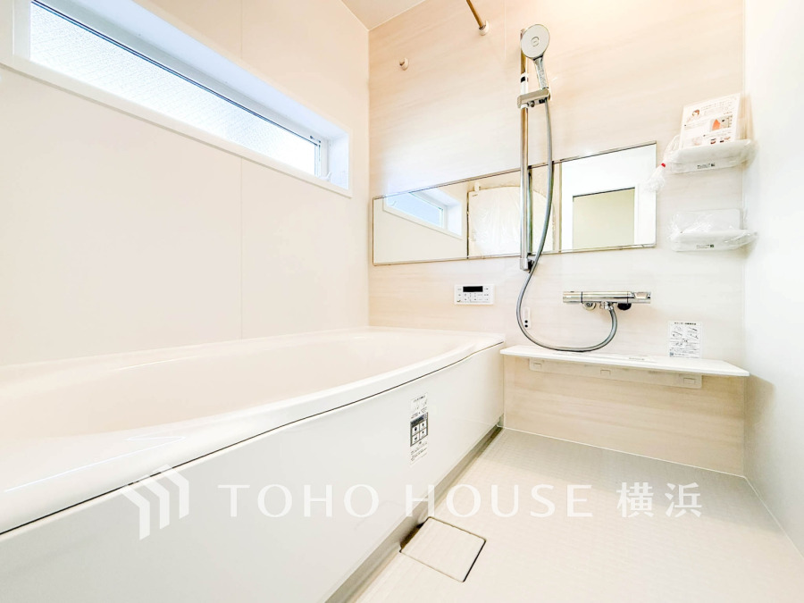 清潔感あふれる白を基調とした浴室は、ゆったりとくつろげる広さと使いやすさを両立しています。