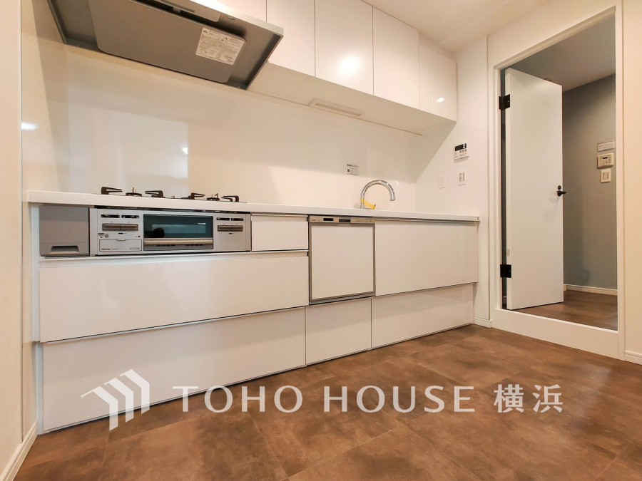 新規交換されたキッチンは、食洗機・浄水器付き。洗面室隣接で家事動線も良好です。
