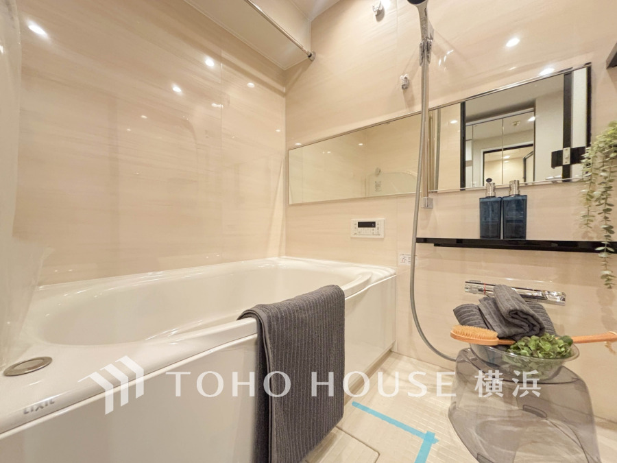 快適な使い心地とゆとりある空間が1日の疲れを解きほぐすバスルーム。空間も浴槽もゆったりのびのび使えるゆとり設計。広く感じるゆとり設計で快適なリラックスタイムを過ごせます。