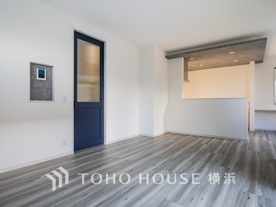 家族みんなが爽やかに健やかに過ごせるように、溢れる光をたっぷり取り込んだリビングダイニング。集いの場、憩いの場としての快適性を求めたやすらぎの空間です。