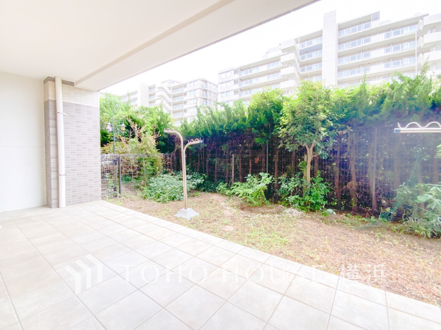 緑を楽しむ、戸建て感覚の専用庭付き。季節の花々でガーデニングを楽しんだり、小さなお子様の遊び場として、時にはアウトドアリビングとしてお食事を楽しむのも贅沢な時間ですね。（AI加工済み）