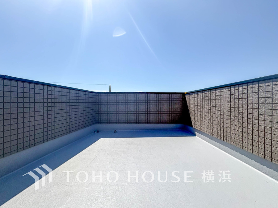 空が広がる屋上テラス、プライベート性の高い空間を楽しむと同時に朝焼けや星空を見ることで癒しを得ることが出来ます。