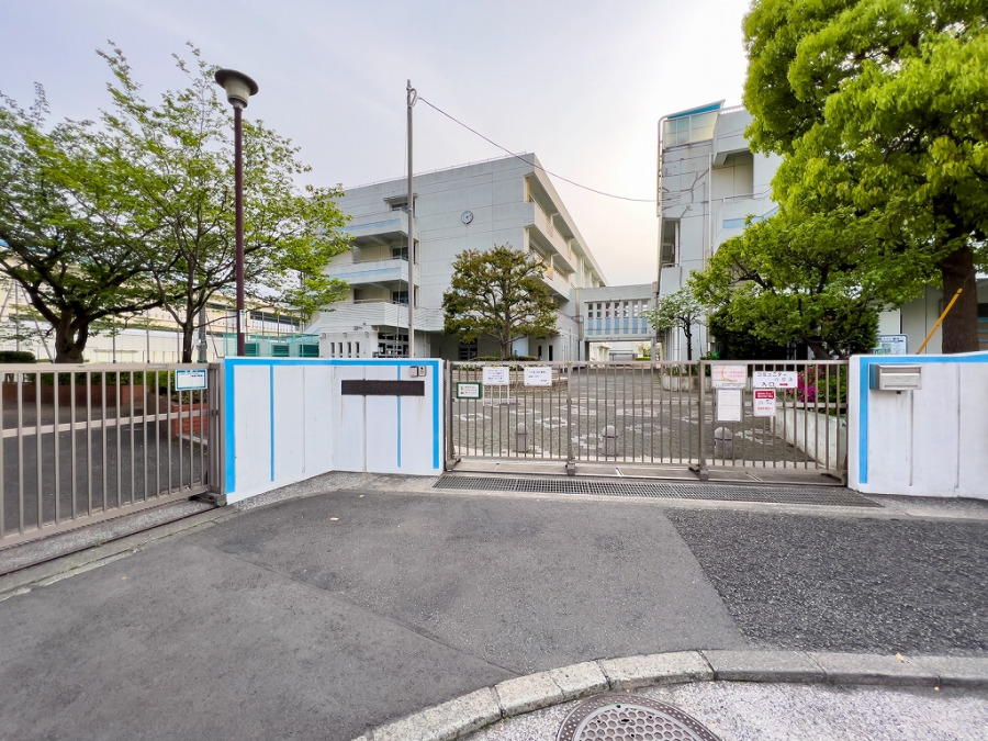 横浜市立根岸中学校　約700ｍ