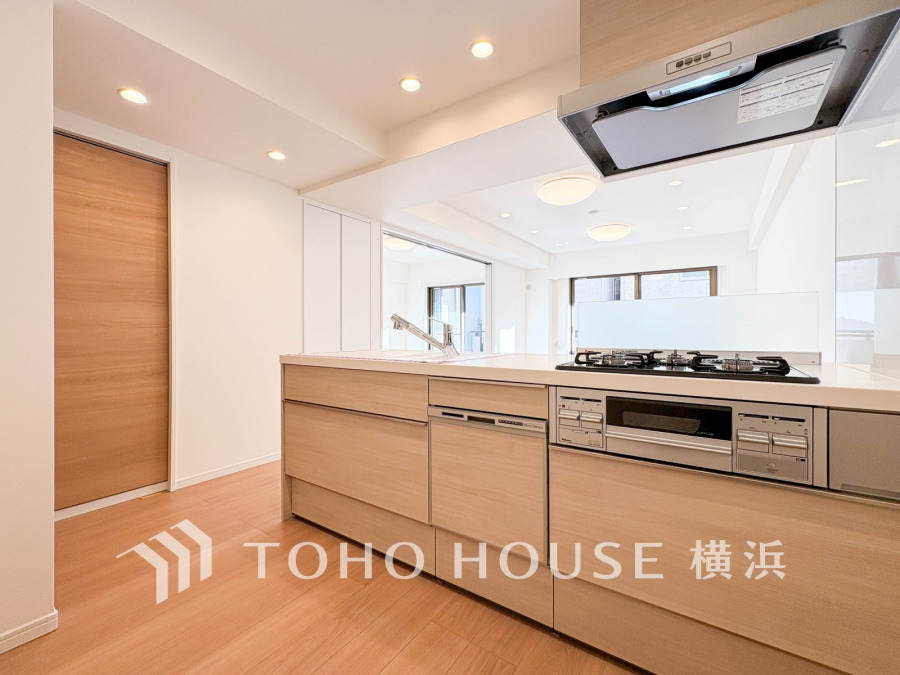 誰もが使いやすいデザインにこだわったキッチン。プライベートスペースを彩るインテリアとしての美と、快適な日常を支える機能性と強さがひとつになったキッチンです。