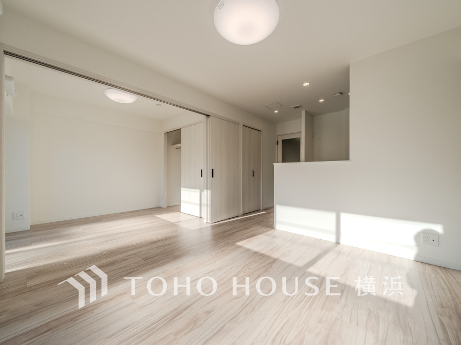 リビングに隣接した洋室の引き戸を開け放して空間を共有しながら開放的に使うこともできます。
