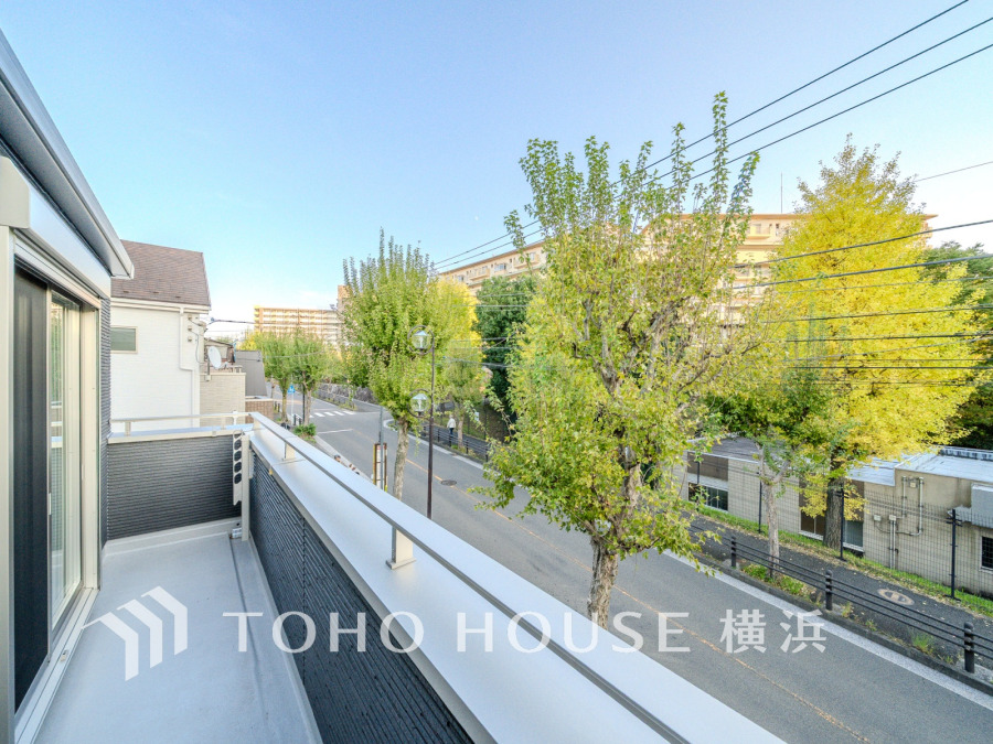 たっぷりの陽光が差し込むバルコニー。健やかな暮らしを守る太陽の恵みを存分に享受できます。爽やかな風と暖かな陽射しが紡ぐハーモニーが日々の暮らしのBGMになることでしょう。