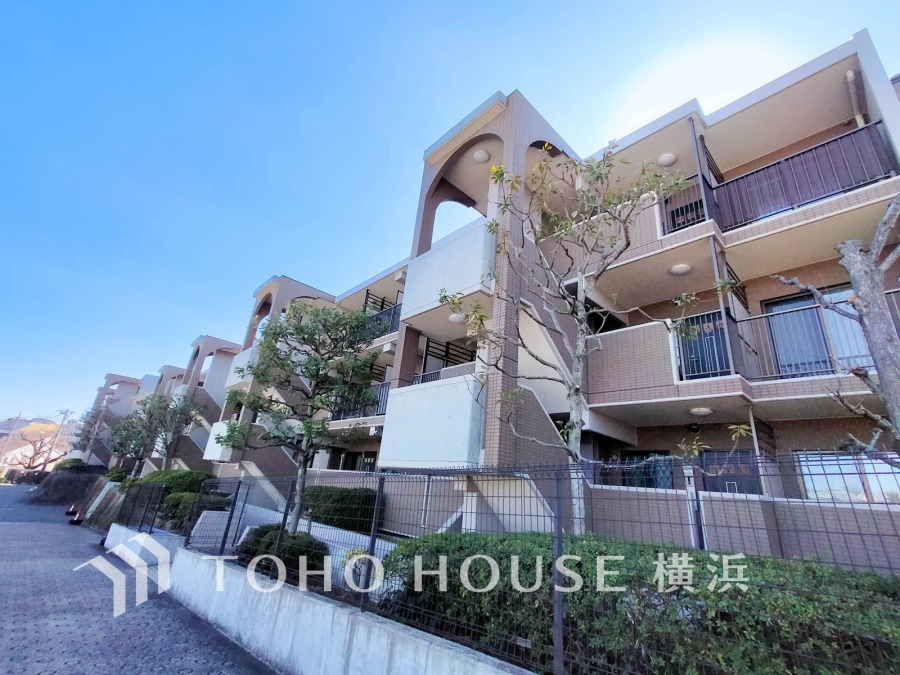 爽やかな青空の下に贅沢なほどに降り注ぐ陽光、豊かな居住性と、クオリティが見事に調和した住空間は、住まうことの喜びを感じさせてくれます。 