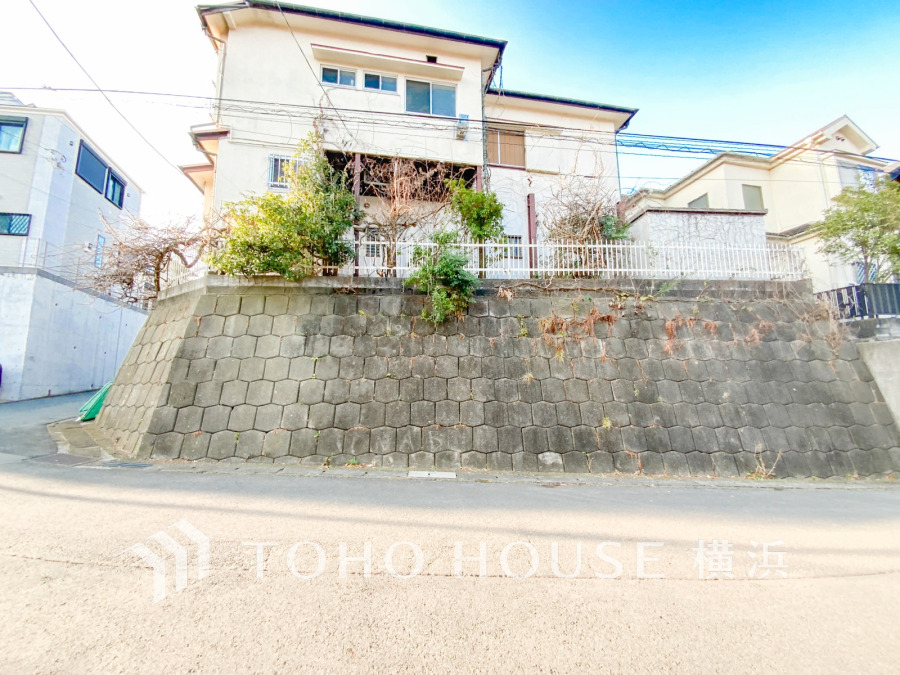 爽やかな青空の下に贅沢なほどに降り注ぐ陽光、豊かな居住性と、クオリティが見事に調和した住空間は、住まうことの喜びを感じさせてくれることでしょう。