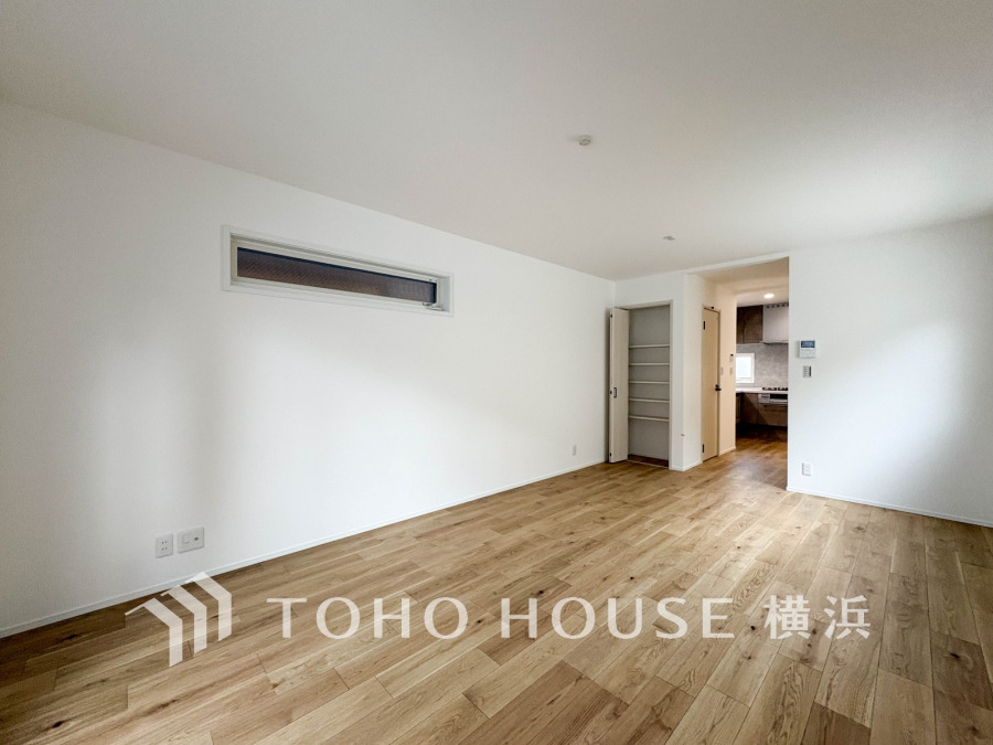 光と風が溢れる開放的なLDKには、自然と家族みんなが集まってきます。明るく穏やかな空気が流れるこの場所は、豊かな寛ぎと笑顔の団欒をいつも優しく守ってくれることでしょう。