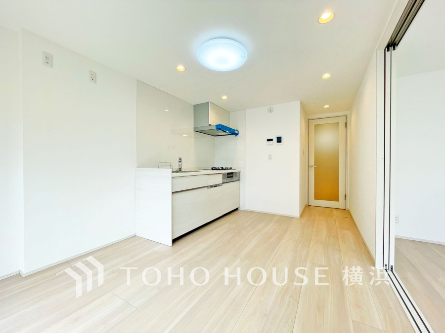 明るく開放的な空間が広がるLDK。室内には豊かな陽光が注ぎ込み、爽やかな住空間を演出。
