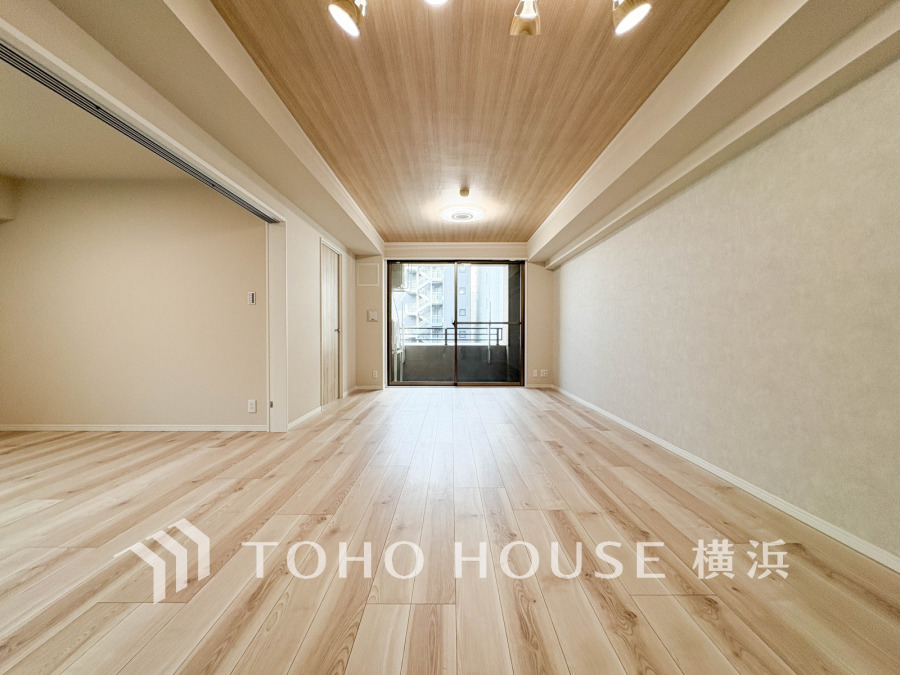 ここにはみんなが集い、食事と楽しい会話が始まる。話に夢中になりすぎて、ついつい時を忘れてしまう。そんな束の間の幸せを感じさせてくれる場所。