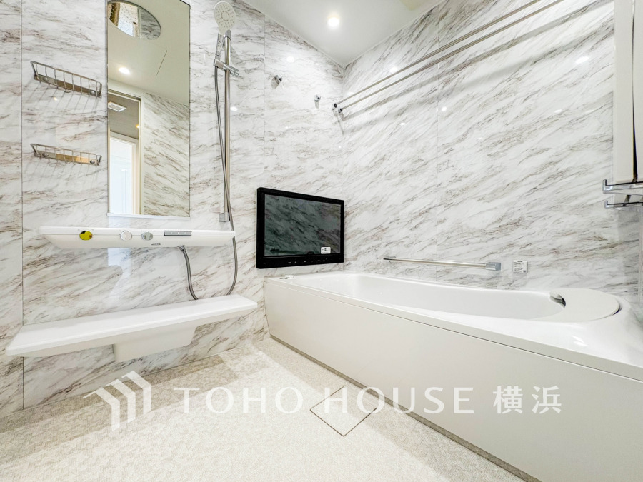 上質が感じられる質感とカラーリングで、清潔な空間美を実現。一日の疲れが癒される優雅なバスタイムを堪能できるゆとりあるバスルームです。