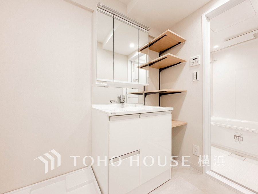 新規交換された洗面化粧台は美しく使いやすい機能が備えられています。