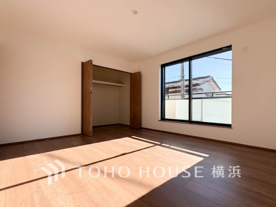 1日の疲れを癒し、心地よく寛げるようゆったりとした広さを確保しています。プライベートタイムをより優雅に穏やかに…。落ち着いた雰囲気を紡ぎます。