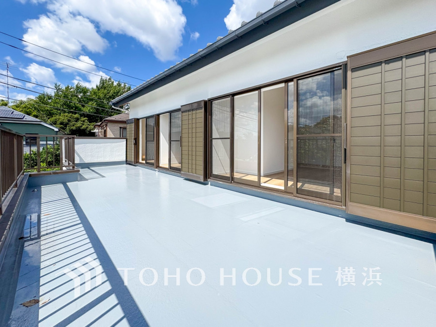 暮らしの中で光と風を演出してくれる広いバルコニー。見事なまでの開放的な空間を演出しながら、プライベート性も確保された空間は我が家の自慢。アウトドアリビングとしても楽しめそう。