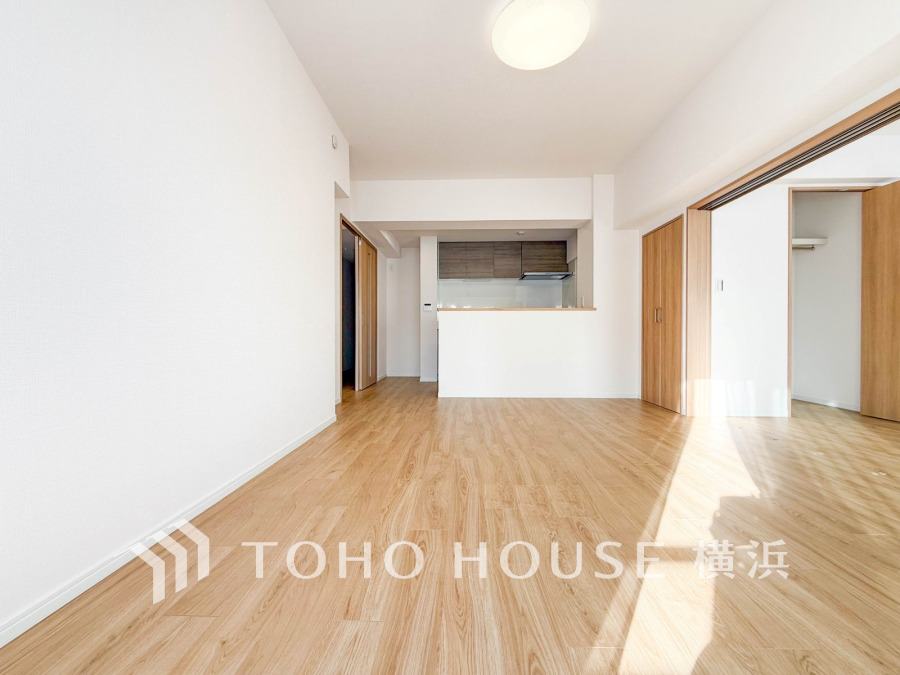 リビングに隣接した洋室の引き戸を開け放して空間を共有しながら開放的に使うこともできます。
