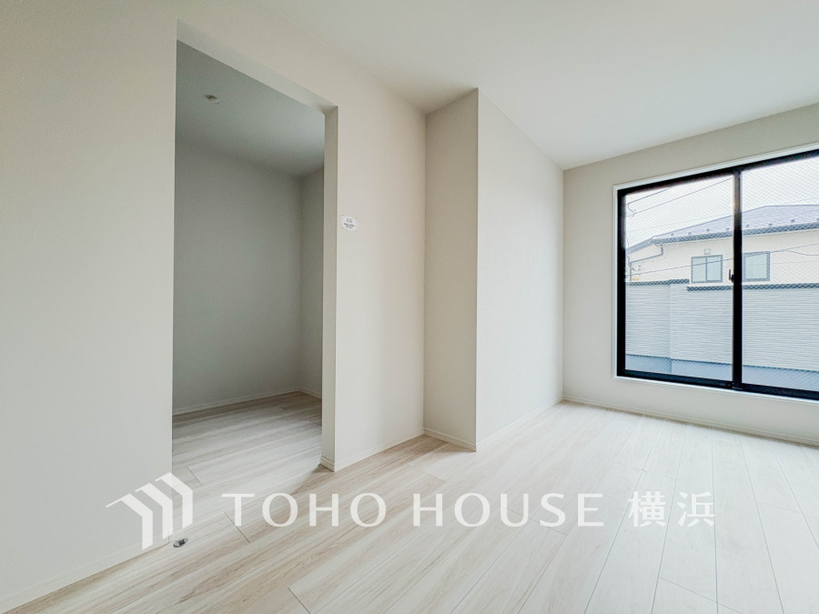 穏やかな風と陽光を導き、プライバシーに配慮された設計プランを採用し、居住性を一段と心地よいものにしています。明るく開放的な空間を演出しております。