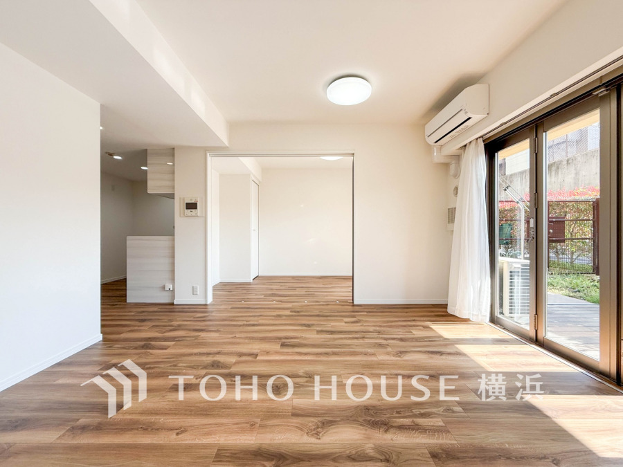 家族みんなが爽やかに健やかに過ごせるように、溢れる光をたっぷり取り込んだリビングダイニング。集いの場、憩いの場としての快適性を求めたやすらぎの空間です。