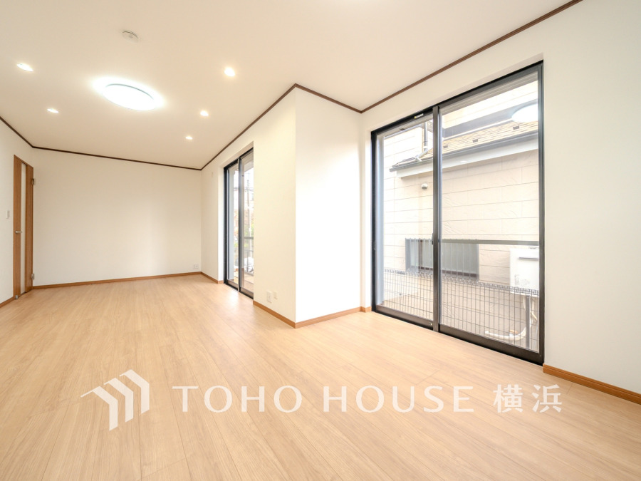 明るく開放的な空間が広がるLDK。室内には豊かな陽光が注ぎ込み、爽やかな住空間を演出。
