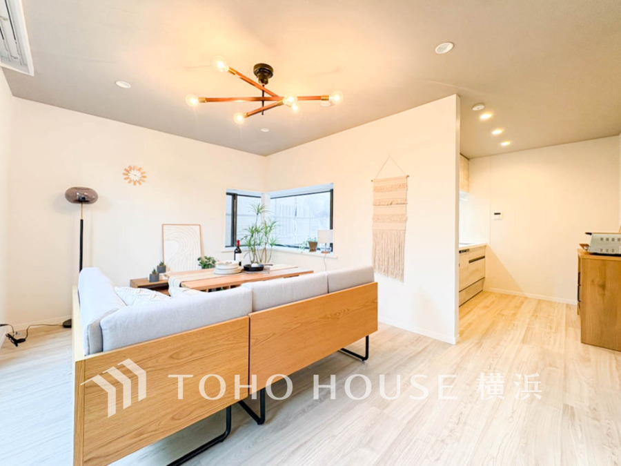 家族みんなが爽やかに健やかに過ごせるように、溢れる光をたっぷり取り込んだリビングダイニング。集いの場、憩いの場としての快適性を求めたやすらぎの空間です。