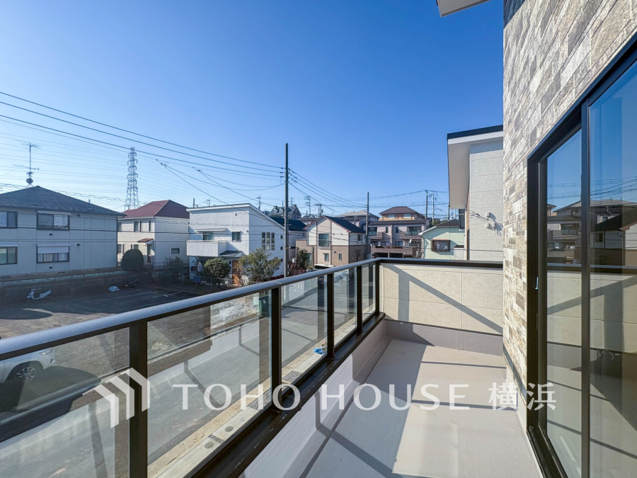 暮らしの中で光と風を演出してくれるバルコニー、見事なまでの開放的な空間を演出しながら、プライベート性も確保された空間は我が家の自慢です。