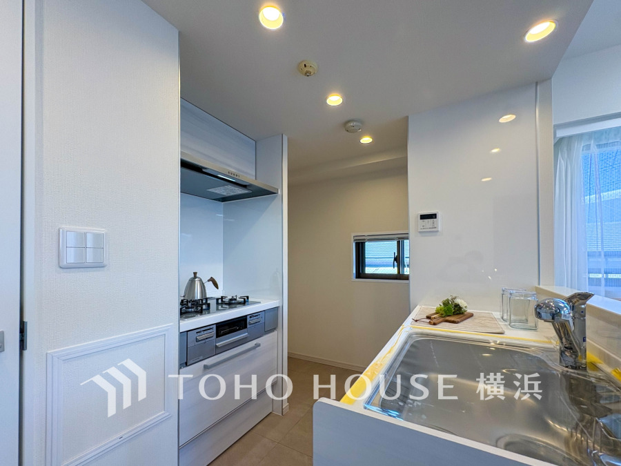 清潔感あふれるシンプルなキッチンは、使い勝手と収納力に優れ、快適な調理空間を実現しています。