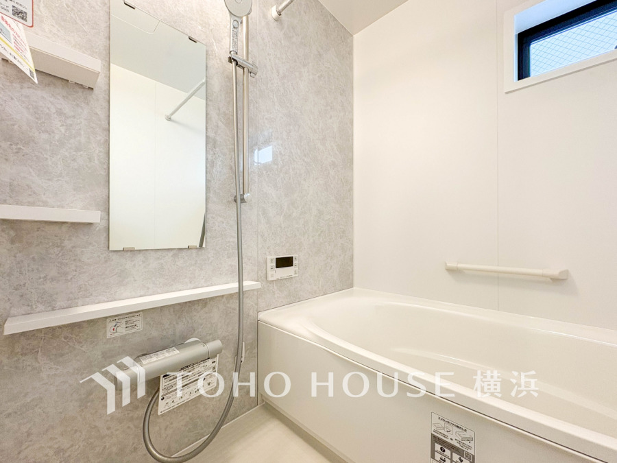 上質が感じられる質感とカラーリングで、清潔な空間美を実現。一日の疲れが癒される優雅なバスタイムを堪能できるゆとりあるバスルームです。