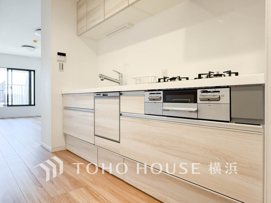 プライベートスペースを彩るインテリアとしての美と、快適な日常を支える機能性と強さがひとつになったキッチンです。開放的な対面カウンターキッチンはリビングと一体感のある空間。