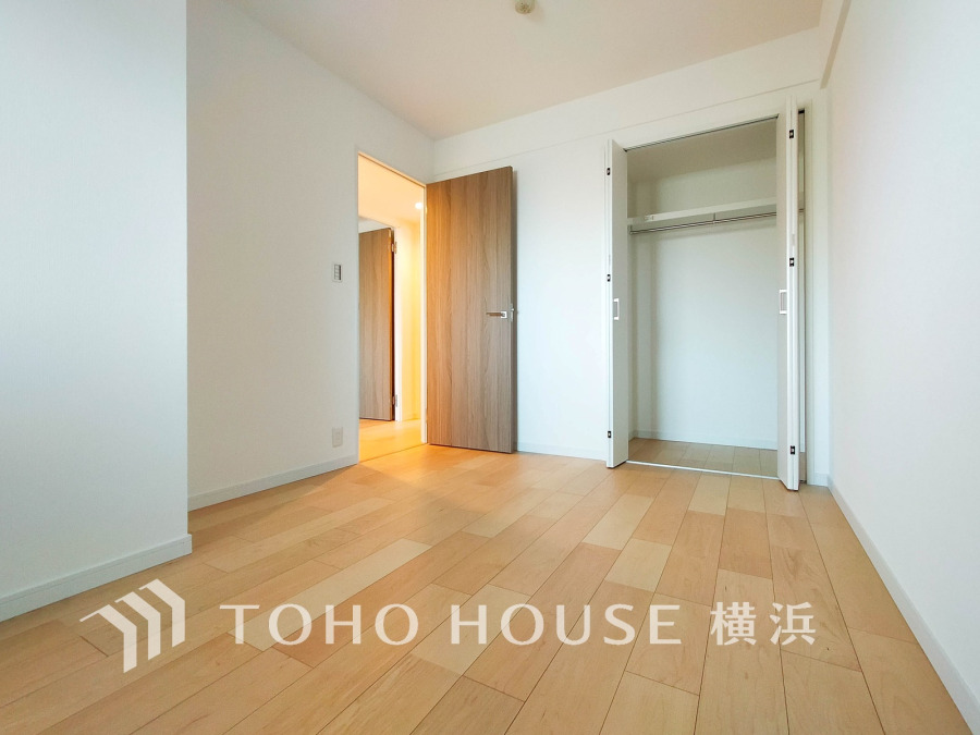 シンプルな内装と明るい空間で、自分らしい空間づくりを思い切り楽しめそうです。穏やかな陽射しが、ゆったりとした寛ぎの時間を包みます。