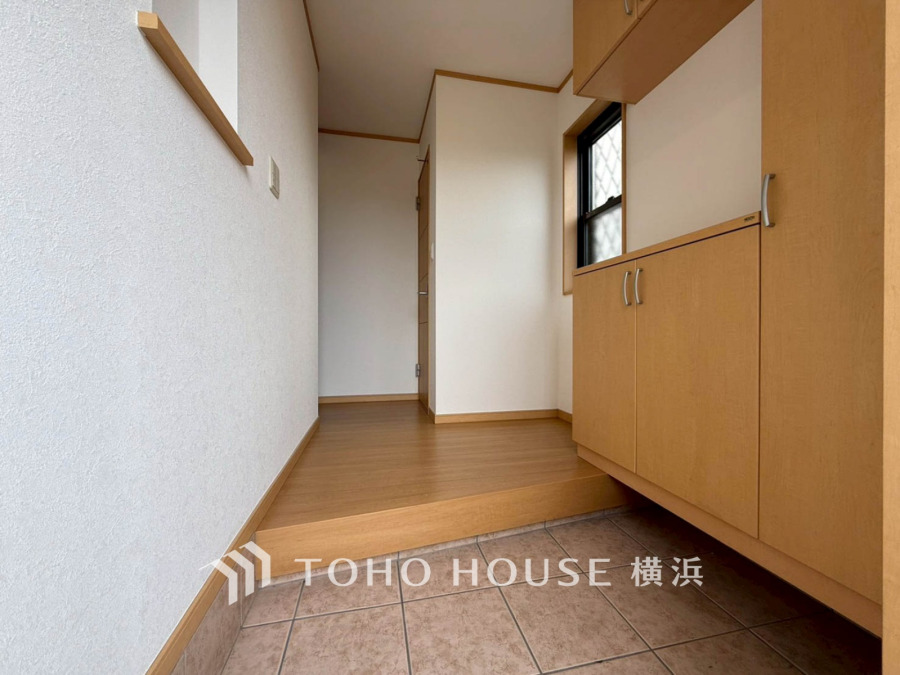 豊かなプライベートタイムへ誘うモダンテイストな玄関。デザインや素材が美しい調和を奏でている空間です。お客様をお迎えする玄関は落ち着いた雰囲気です。