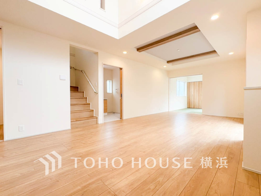 明るい光が差し込む広々としたリビングは、家族の憩いの場に最適な快適空間です。