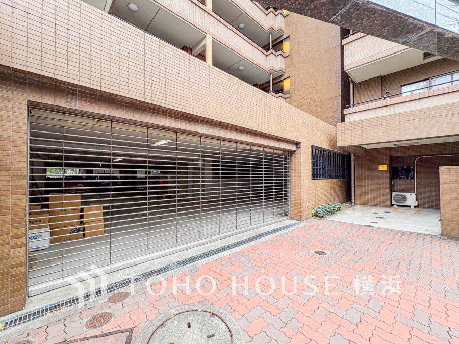 平置きの専用駐車場。リングシャッター付きで防犯面も安心です。