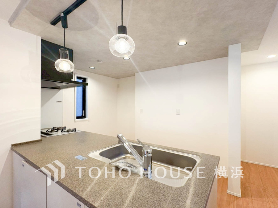 誰もが使いやすいデザインにこだわったキッチン。プライベートスペースを彩るインテリアとしての美と、快適な日常を支える機能性と強さがひとつになったキッチンです。