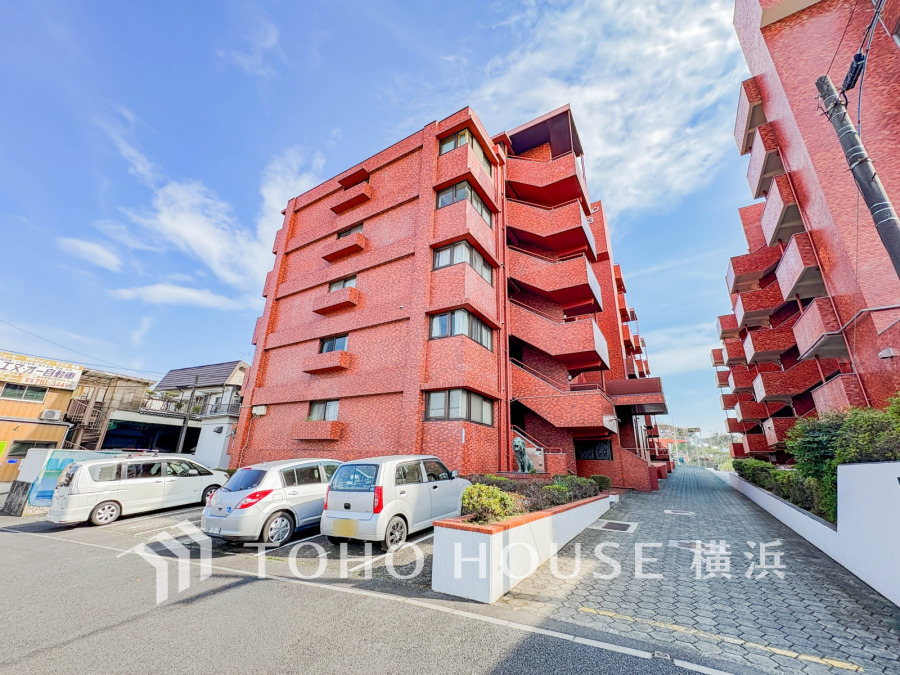 爽やかな青空の下に贅沢なほどに降り注ぐ陽光、豊かな居住性と、クオリティが見事に調和した住空間は、住まうことの喜びを感じさせてくれます。