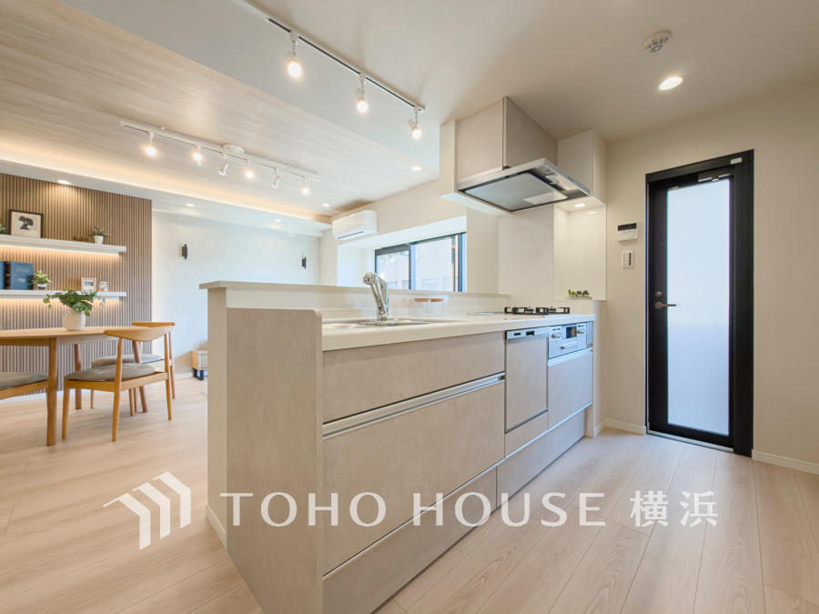 明るく開放的な対面キッチンは、家族との会話も楽しめる快適な空間です。収納も充実しています。