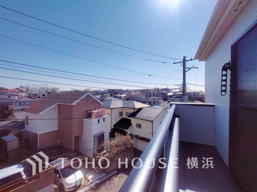 手を伸ばせば、ふれることが出来そうな環境が、そのままインテリアになったような印象です。その豊かな眺望にふさわしい空間には、通風・採光にも優れ、心地よい光と風があふれています。