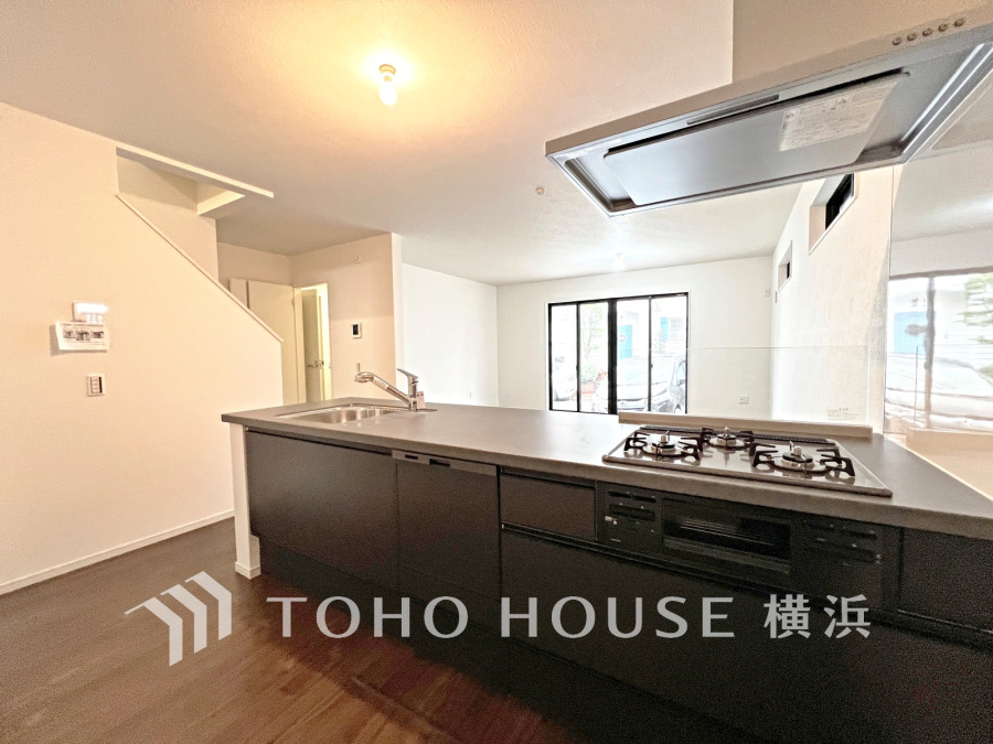 機能性とデザイン性を兼ね備えたシステムキッチン。リビングとの一体感も考慮され、美しい空間が実現。
