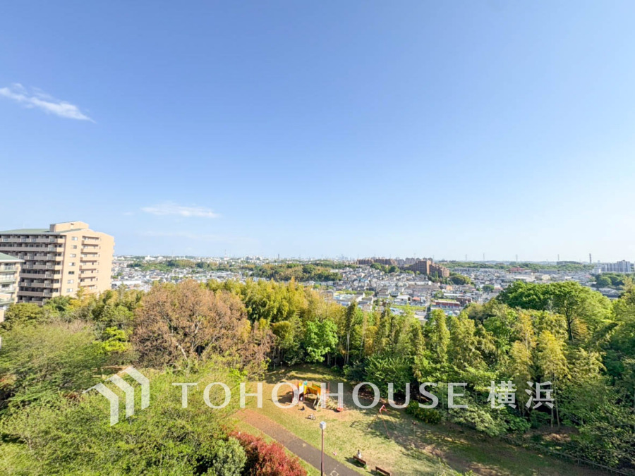 陽射しとともに、少しずつ装いを変える街の景観から、星空が地上に映りこむかのような夜景の煌きまで、この街ならではの美しい風景。