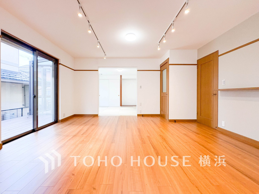 明るく開放的な空間が広がるLDK。室内には豊かな陽光が注ぎ込み、爽やかな住空間を演出。
