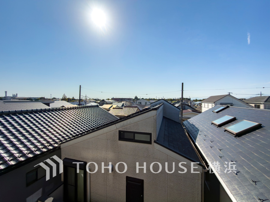 開放感があり、遮るものもなく気持ちのいい景色が広がります。お部屋にも爽やかな風と暖かく柔らかな日差しが差し込み、毎日の暮らしを豊かに彩ります。