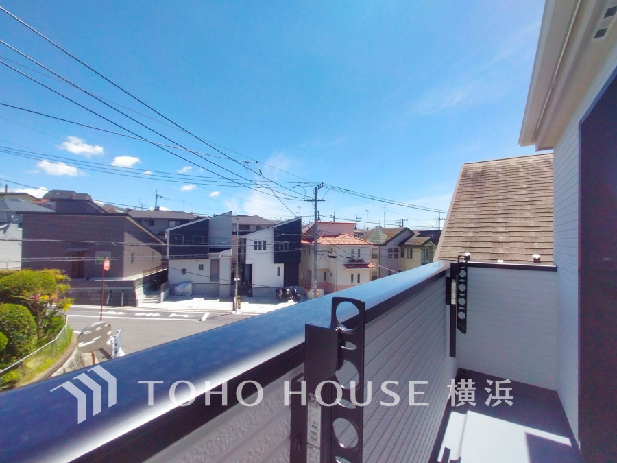 陽当たり良好なバルコニーからは、落ち着いた街並みが広がる閑静な住宅街や青空が広がり、心地よい景色を愉しむことができます。