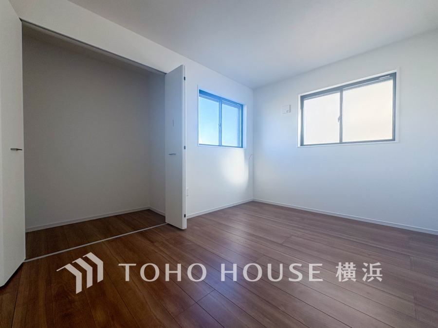 穏やかな風と陽光を導き、プライバシーに配慮された設計プランを採用し、居住性を一段と心地よいものにしています。明るく開放的な空間を演出しております。