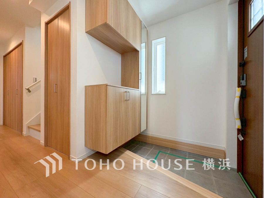 上質感漂う玄関と廊下。居住者の帰り、訪れる方を優しく迎える・安らぎに満ちた生活空間を予感させる。健やかな暮らしを楽しめそう