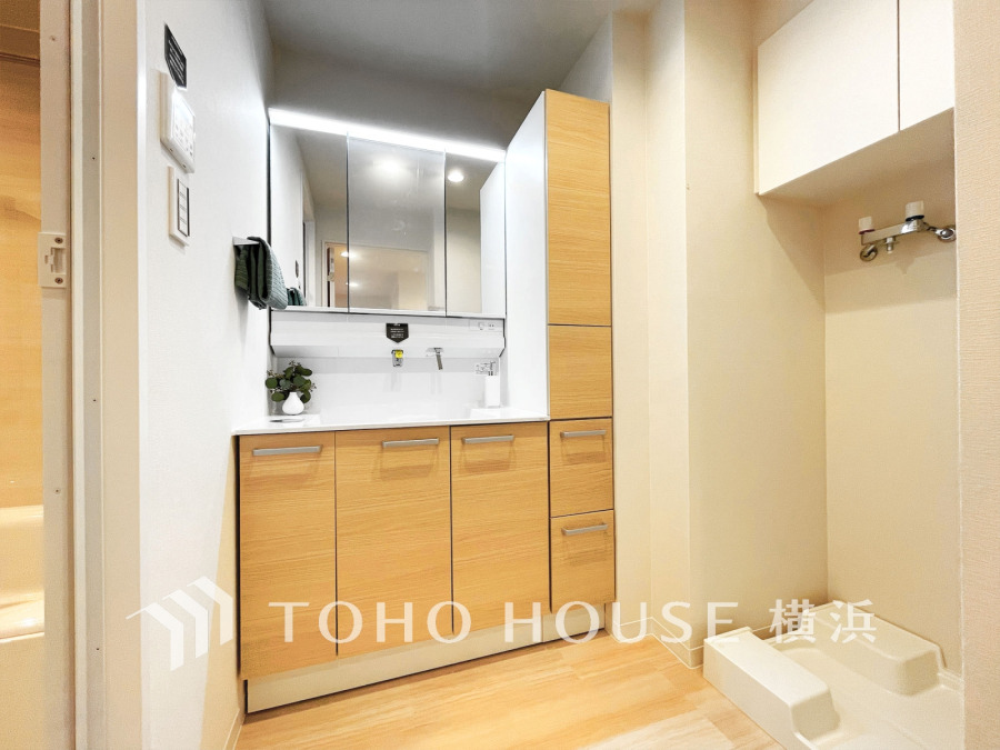 使いやすい機能が備えられた清潔感溢れる洗面空間。収納も充実しています。
