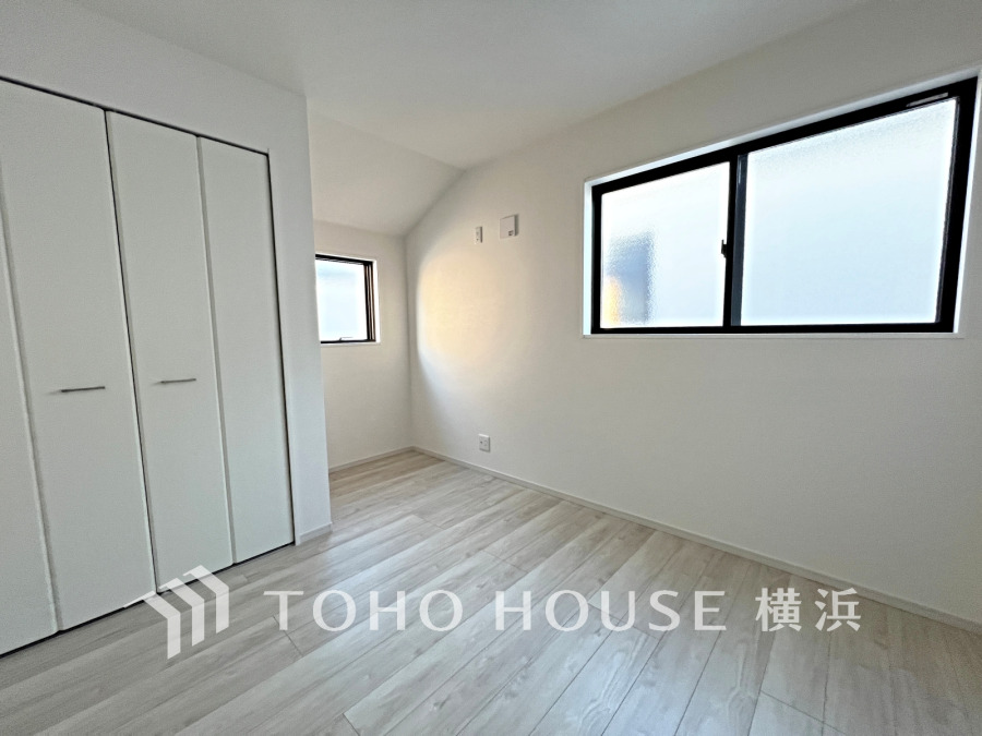 明るい採光が差し込む、シンプルで清潔感のある収納付き洋室です。ゆったりとした空間設計が魅力。